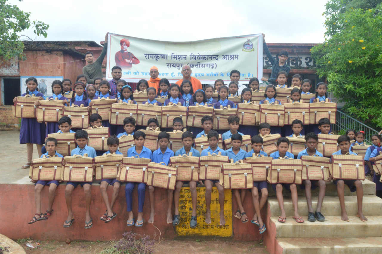  media for रामकृष्ण मिशन आश्रम रायपुर द्वारा आज दिनांक 6 जुलाई 2022 को जिला महासमुंद के पटेवा ब्लॉक के शासकीय प्राथमिक शाला पताईमाता , खट्टा, कोकड़ी, रामखेड़ा, पटेवा । शासकीय मिडिल स्कूल पटेवा, खट्टा, रामखेड़ा एवं शासकीय हाई स्कूल खट्टा (9 स्कूलों) के बच्चों को शैक्षणिक सहयोग मे 500 बैग, 1000 कॉपी, 500 स्केल, 500 पेंसिल, रबड़ और कटर वितरण किया गया।